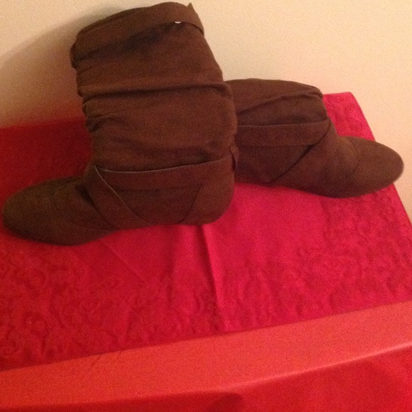 Brown suede boots - Picture 3 of 3