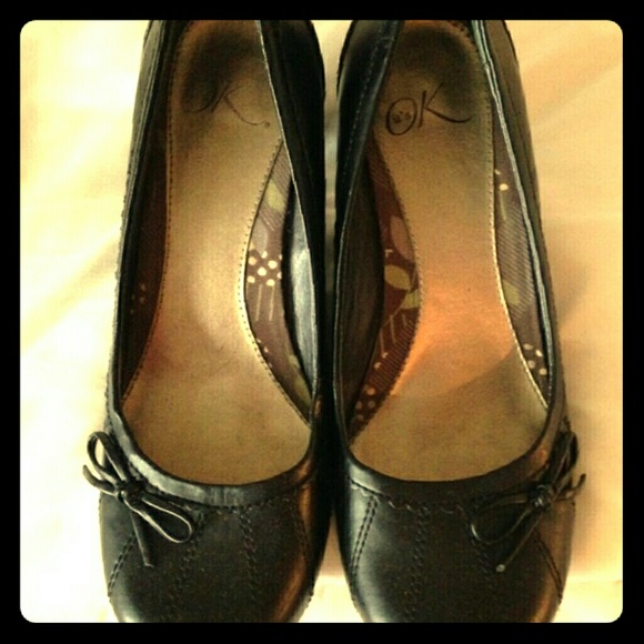*SOLD*Black leather heels with small bow accent