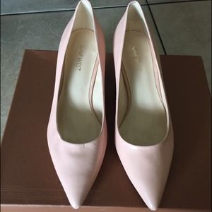 Light pink, point, low heel