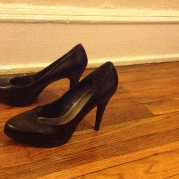 Nine West black leather pumps