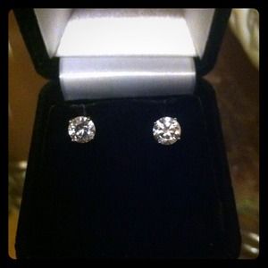 ⚡️SALE⚡️✨Sterling Silver 2 carat CZ Studs✨