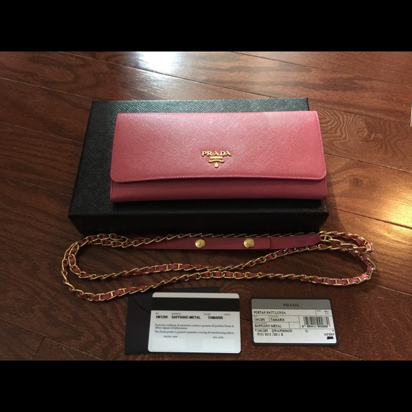 SOLD 🎈🎈🎈Prada wallet on chain