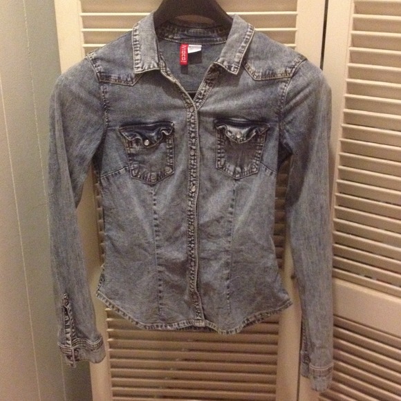 Fitted denim button down shirt