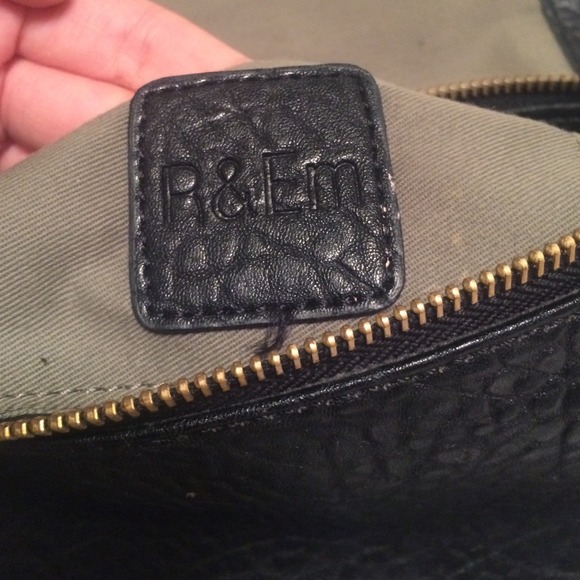 A black R & Em bag - Picture 3 of 4