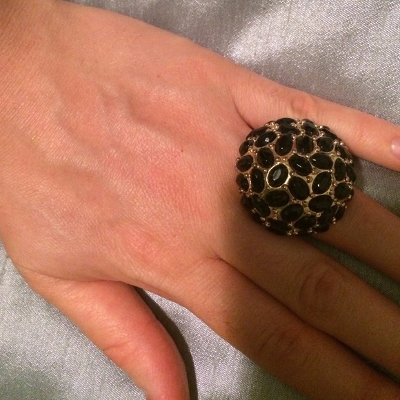 Size 5/6 gold ring with black studs - Picture 1 of 4