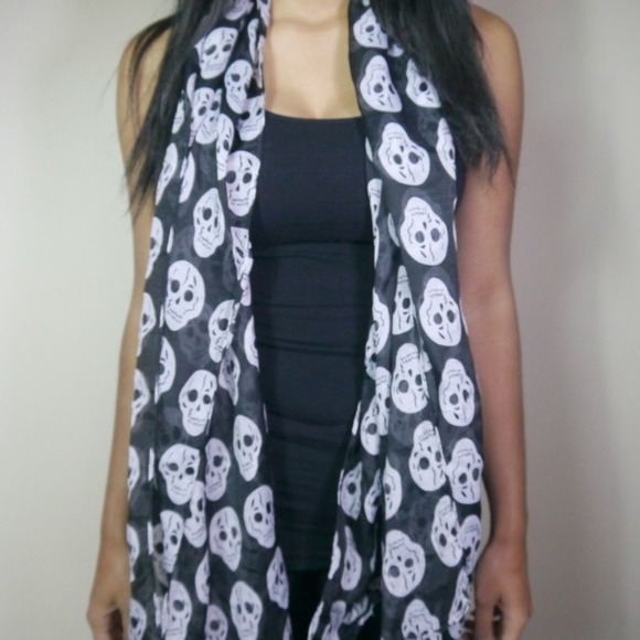 Black & white skull print scarf