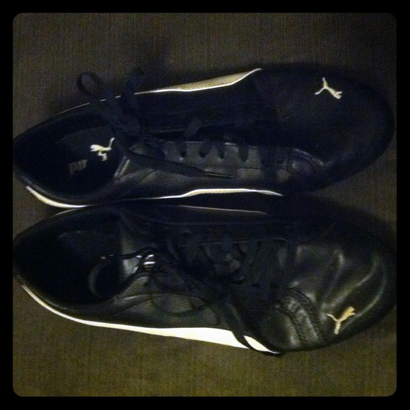 Pumas tennis shoe leather