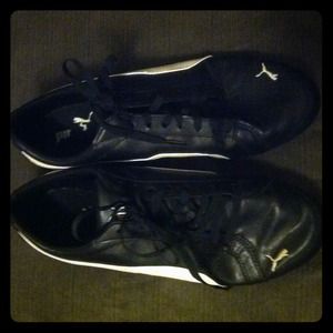 Pumas tennis shoe leather