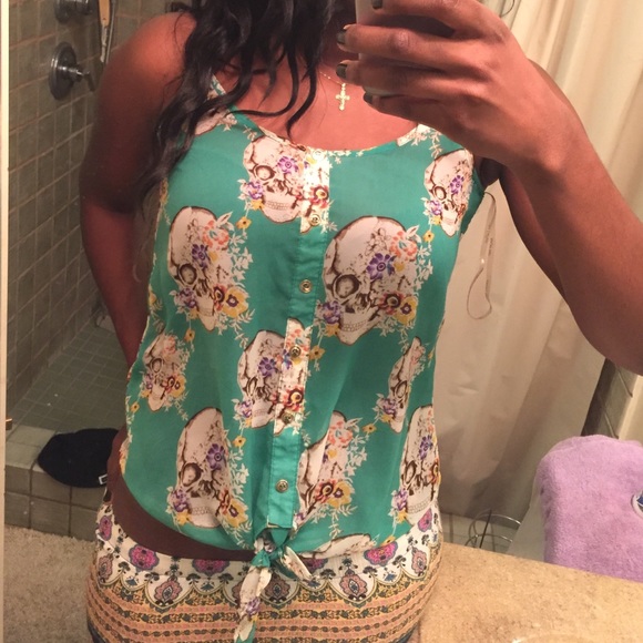 Skull tank top with tie bottom - Picture 2 of 2