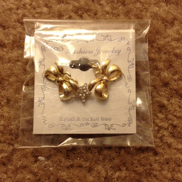 Bow tie earring