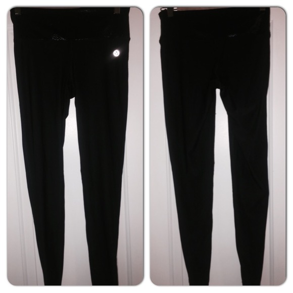 Workout pants with snack texture band