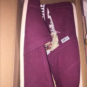 Men's Toms. In the color : wine