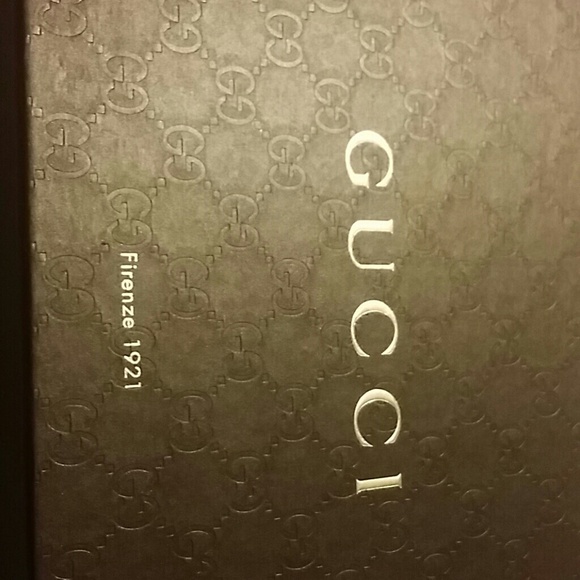 Brand new women's gucci sneakers (worn once)