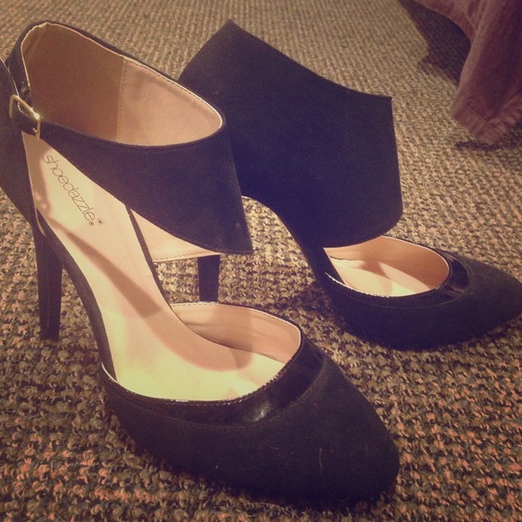 Sleek Black Pumps *NEVER WORN*