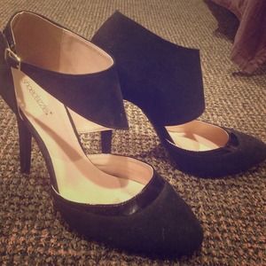 Sleek Black Pumps *NEVER WORN*