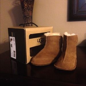 💯% Authentic Baby UGG "BOO" boots-Size M