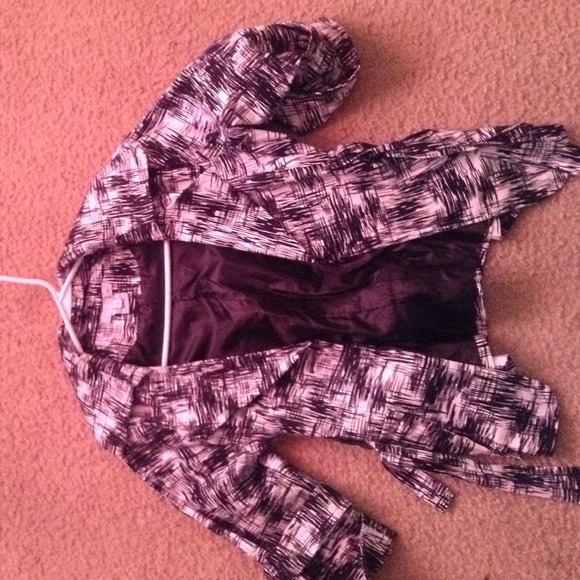 Its a black and white blazer only worn once - Picture 1 of 2