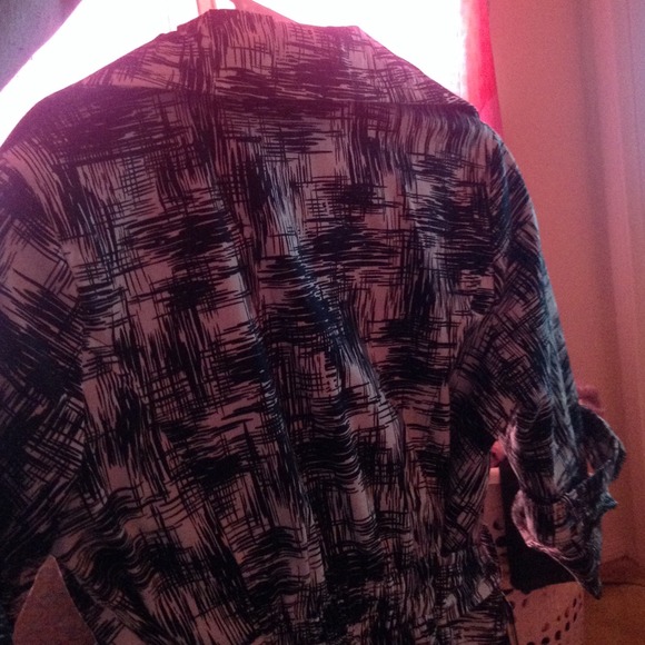 Its a black and white blazer only worn once - Picture 2 of 2