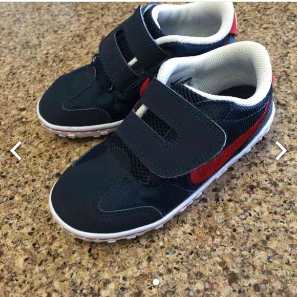 SOLD Toddler 9c Nikes - Picture 3 of 4