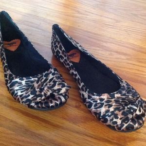 Rocket dog leopard flats