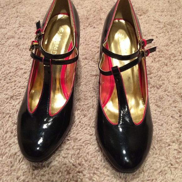 Nomad pinup style shiny black heels