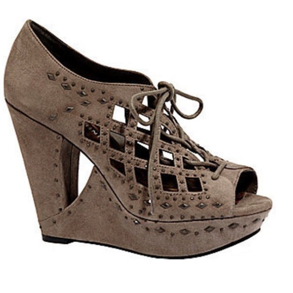 Gianni Bini beige suede wedges