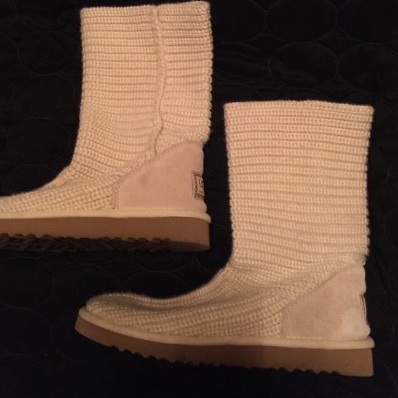 UGGS WHITE CROCHET/KNIT