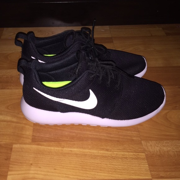 Nike black & white roshe run :)