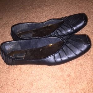 Plain black ballerina flats