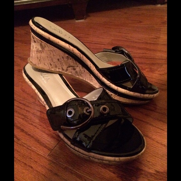 Black patent cork wedge