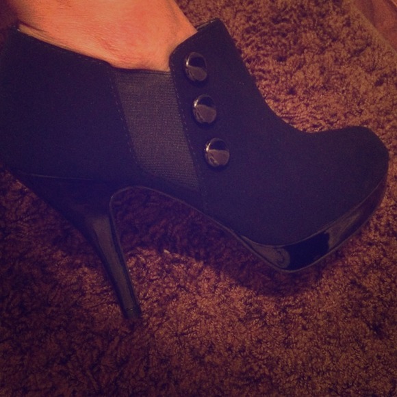 Black bootie heelsPRICE CUT✂️✂️