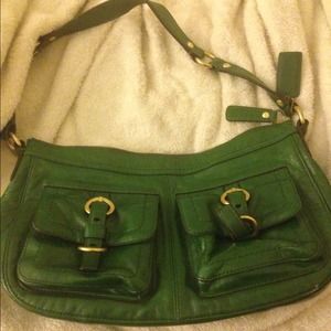 🎀 Coach Green Leather Purse with double pockets