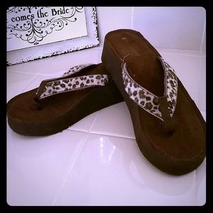Platform leopard flip flops
