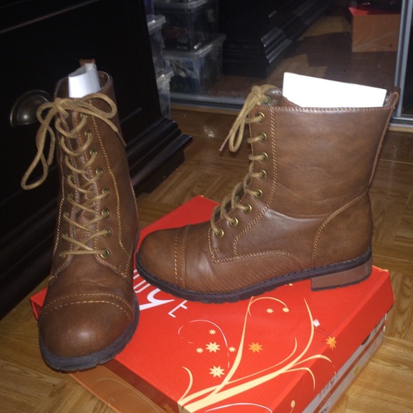 BROWN MILITARY STYLE BOOTS