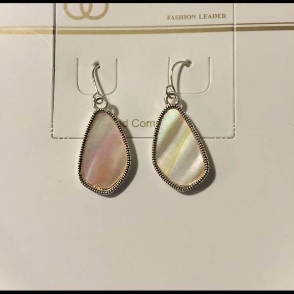 Gifted 💝 Brand New Mother of Pearl Jewelry Set - Picture 3 of 3