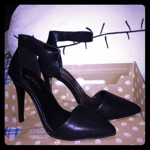 Yadoven black heels