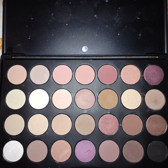 Nude eyeshadow pallette