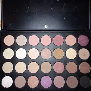 Nude eyeshadow pallette