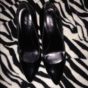 Black court pumps