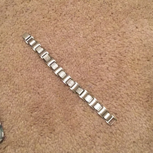 Like new diamond bracket