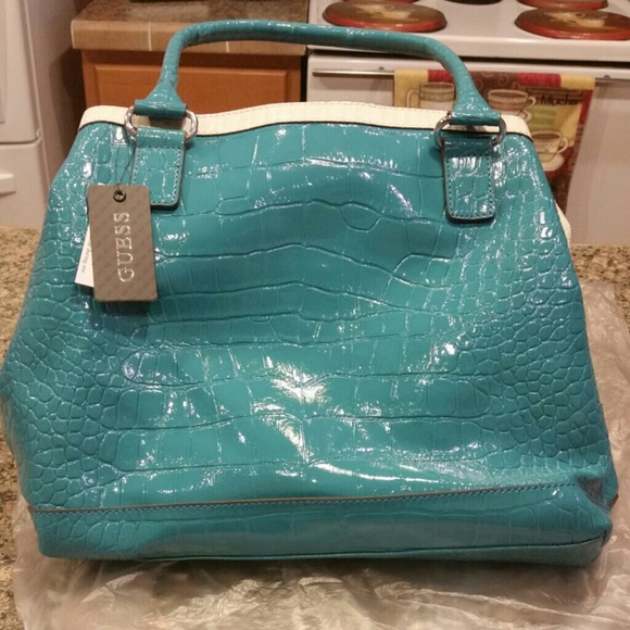 NWT Guess purse and matching wallet - Picture 2 of 4