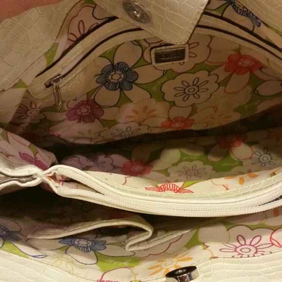 NWT Guess purse and matching wallet - Picture 3 of 4