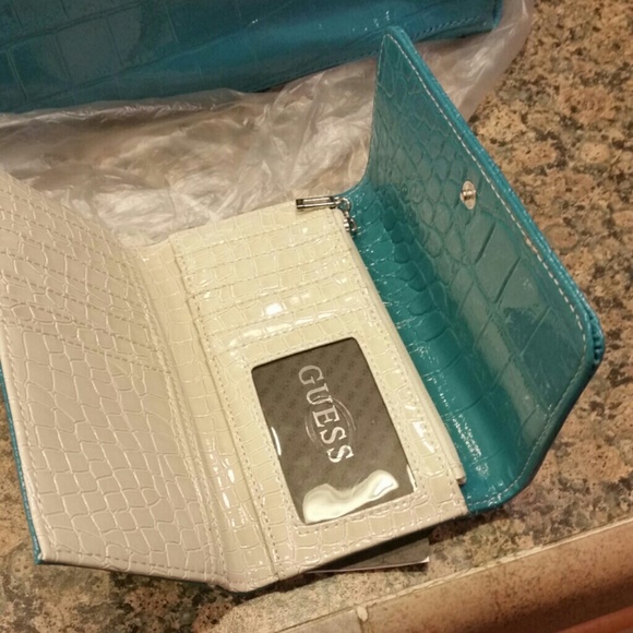 NWT Guess purse and matching wallet - Picture 4 of 4