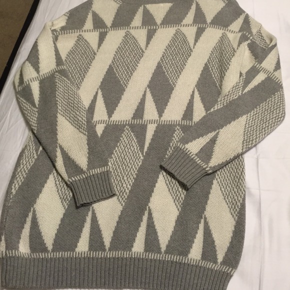 🚫BUNDLED🚫Beautiful sweater - Picture 3 of 4