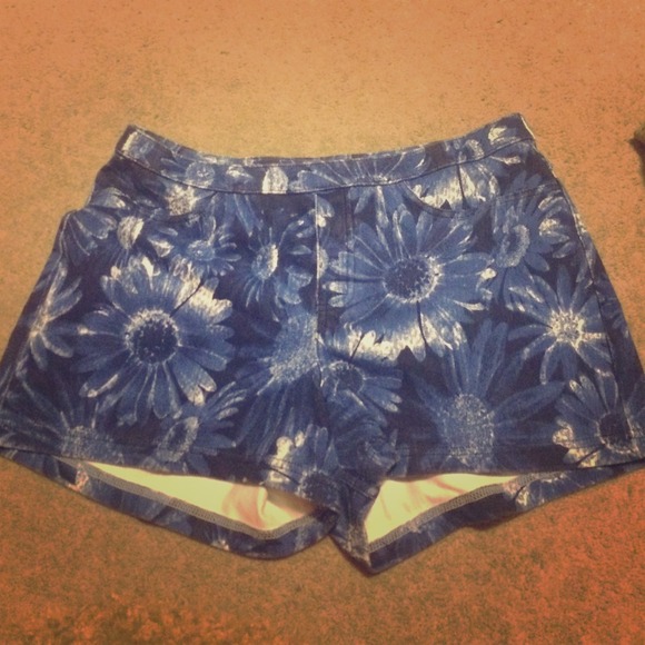 High Waisted sunflower printed shorts size medium - Picture 1 of 3