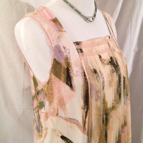 Delicate pleating in front, abstract print. - Picture 1 of 4