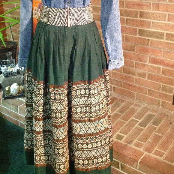 SOLD AT HOME🔥️VINTAGE A-LINE TAPESTRY SKIRT🔥 - Picture 2 of 4