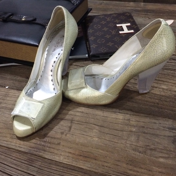 Unique BCBG heels! - Picture 1 of 2