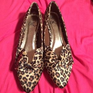 Cheetah print shoes with one inch heal