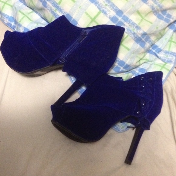Size 7 blue heels